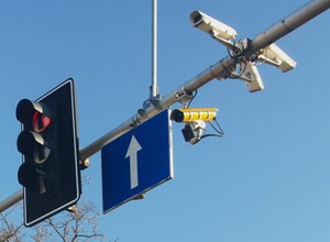 Nie zauważyła żółtych kamer przy drodze. Po miesiącu dostała 13 wysokich mandatów