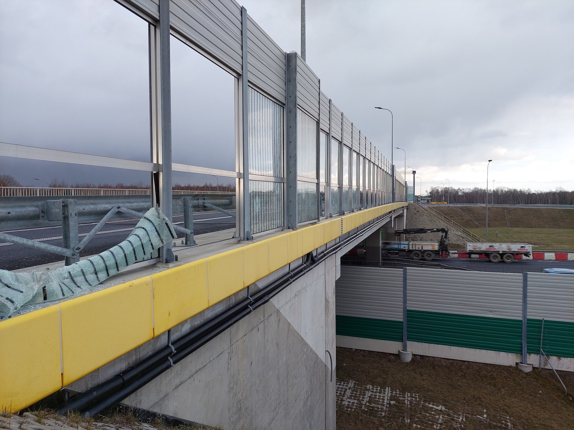 Zdemolowany i rozkradziony węzeł na trasie S8