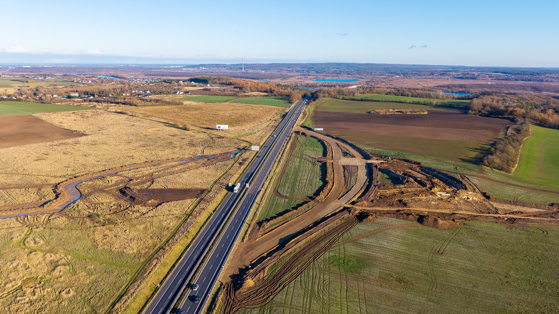 Widok na budowę węzła Kołbaskowo - widoczny bypass wzdłuż autostrady