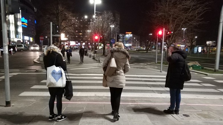 Świetlne listwy montowane na przejściach dla pieszych