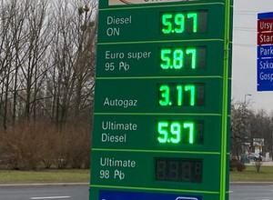 Paliwo znów prawie po 6 zł. Warto poczekać z tankowaniem kilka dni