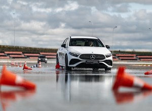Mercedes pozwala wpaść w poślizg, ale tylko na specjalnych szkoleniach. Każdy może z nich skorzystać