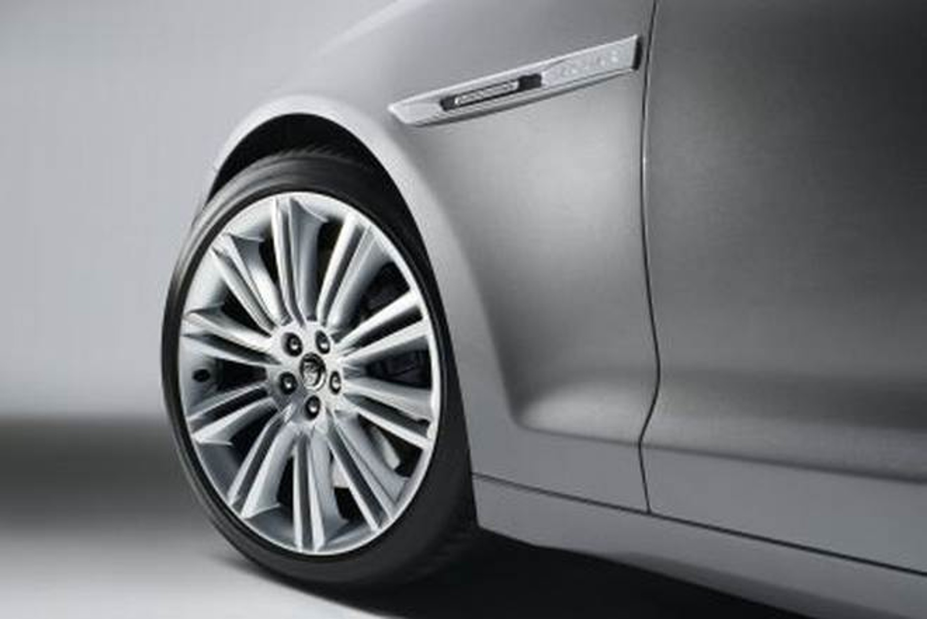 Nowy Jaguar XJ - Prezentacja młodszego brata XFa