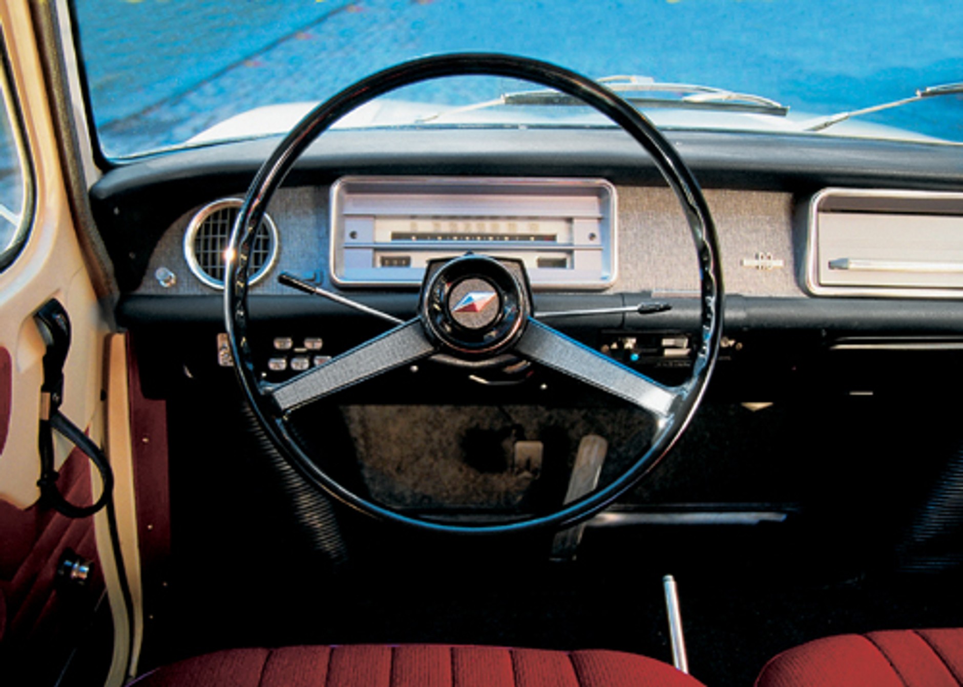 Renault 8 - Idealny na wycieczki i wyścigi