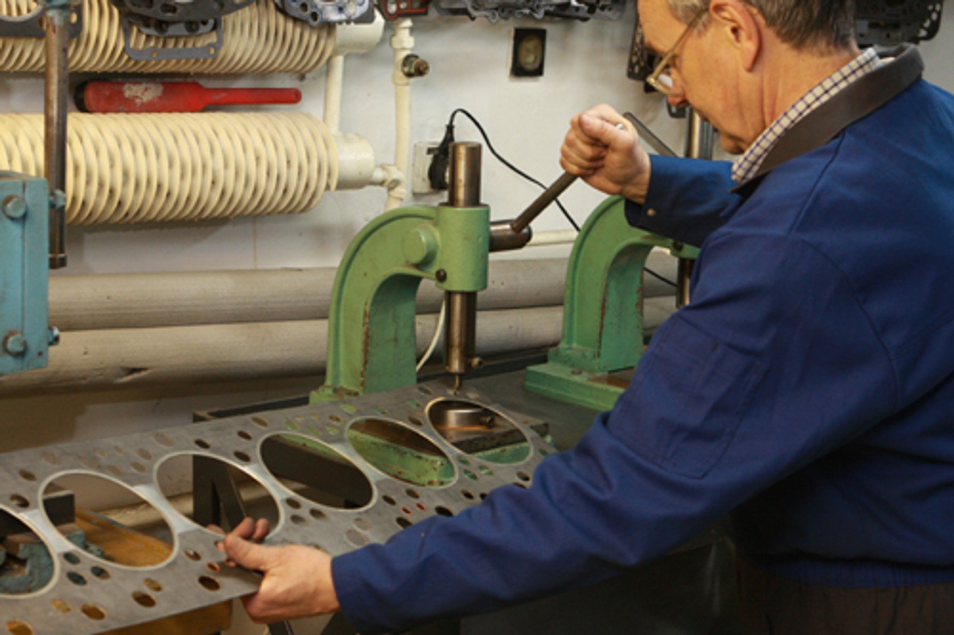 Dorabianie uszczelek głowic i kolektorów - Pokazujemy jak dorabia się częsci do nietypowaych aut