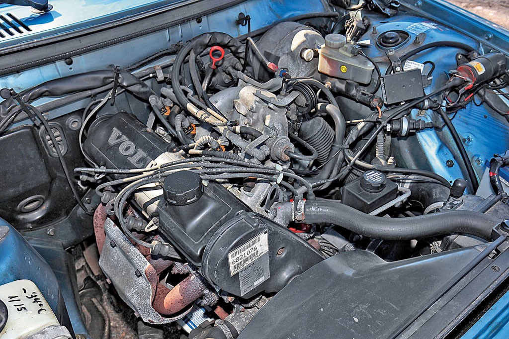 Volvo 240: czterocylindrowe silniki, nazywane redblockami od koloru, na jaki pomalowano ich bloki, to jedne z najtrwalszych benzyniaków świata. Kulturą pracy nie grzeszą, ale zaprojektowano je z olbrzymim zapasem wytrzymałości. Pół miliona przebiegu, pod warunkiem regularnej obsługi, to żaden wyczyn.