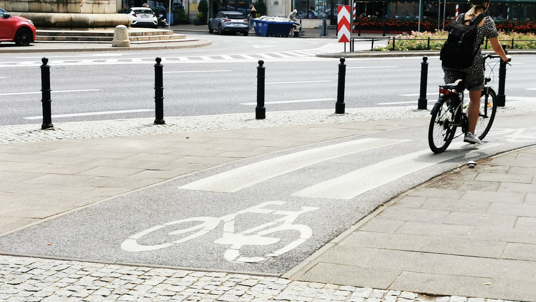 Przejście dla pieszych, które nie jest przejściem dla pieszych. W Warszawie są takich setki