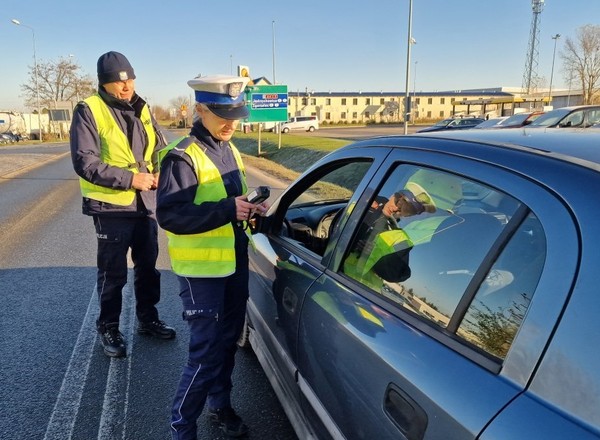 Co musisz mieć w samochodzie? Policjant spyta o dwie rzeczy. Mandat do 500 zł
