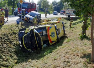Mieli dwa wypadki w ciągu godziny. Rozbili się nawet w karetce