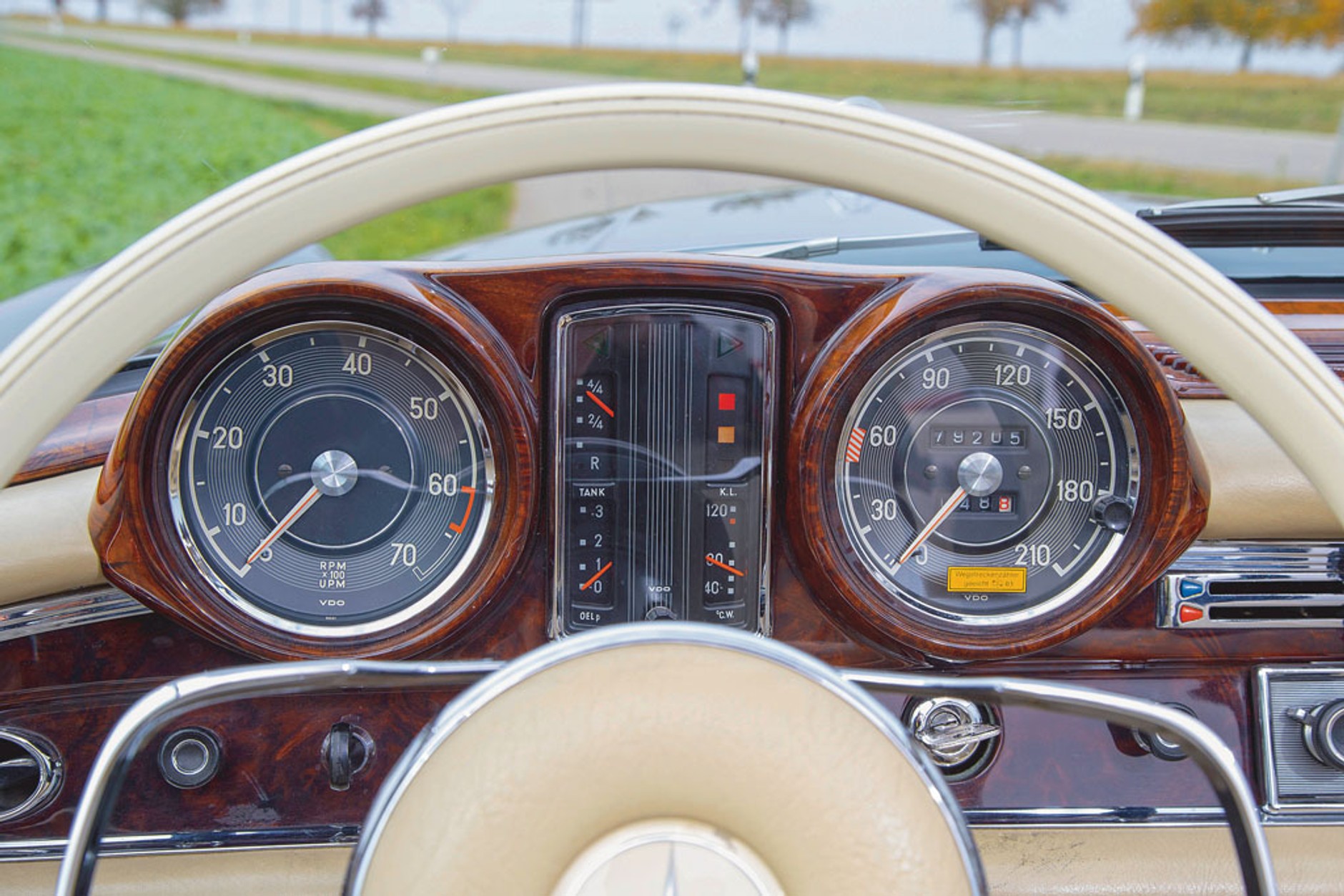 Mercedes 220 SEb Cabriolet - świadek złotych czasów