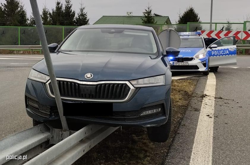 Skoda zawisła na barierce. To był dopiero początek