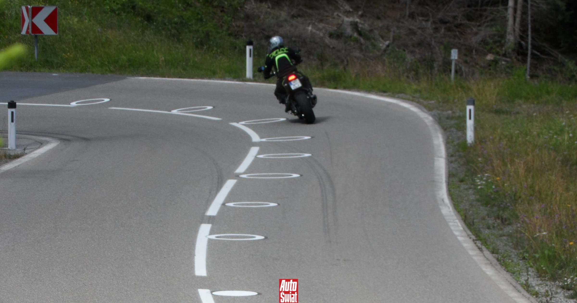 Kolejny kraj maluje okręgi na swoich drogach. Po co?