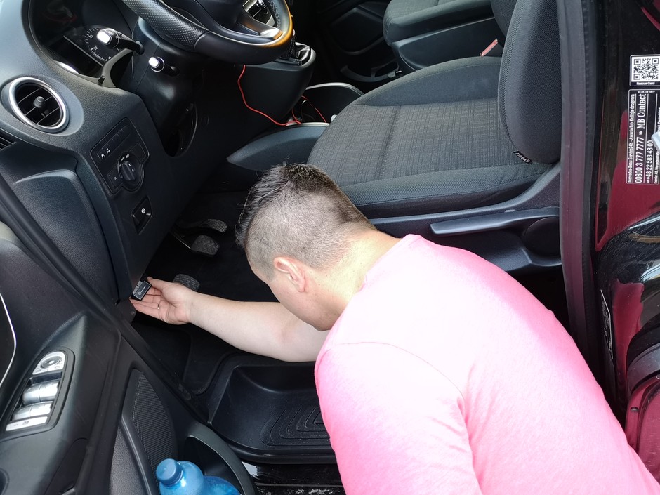 Moduł Mercedes Pro montuje się do gniazda OBD2 w samochodzie