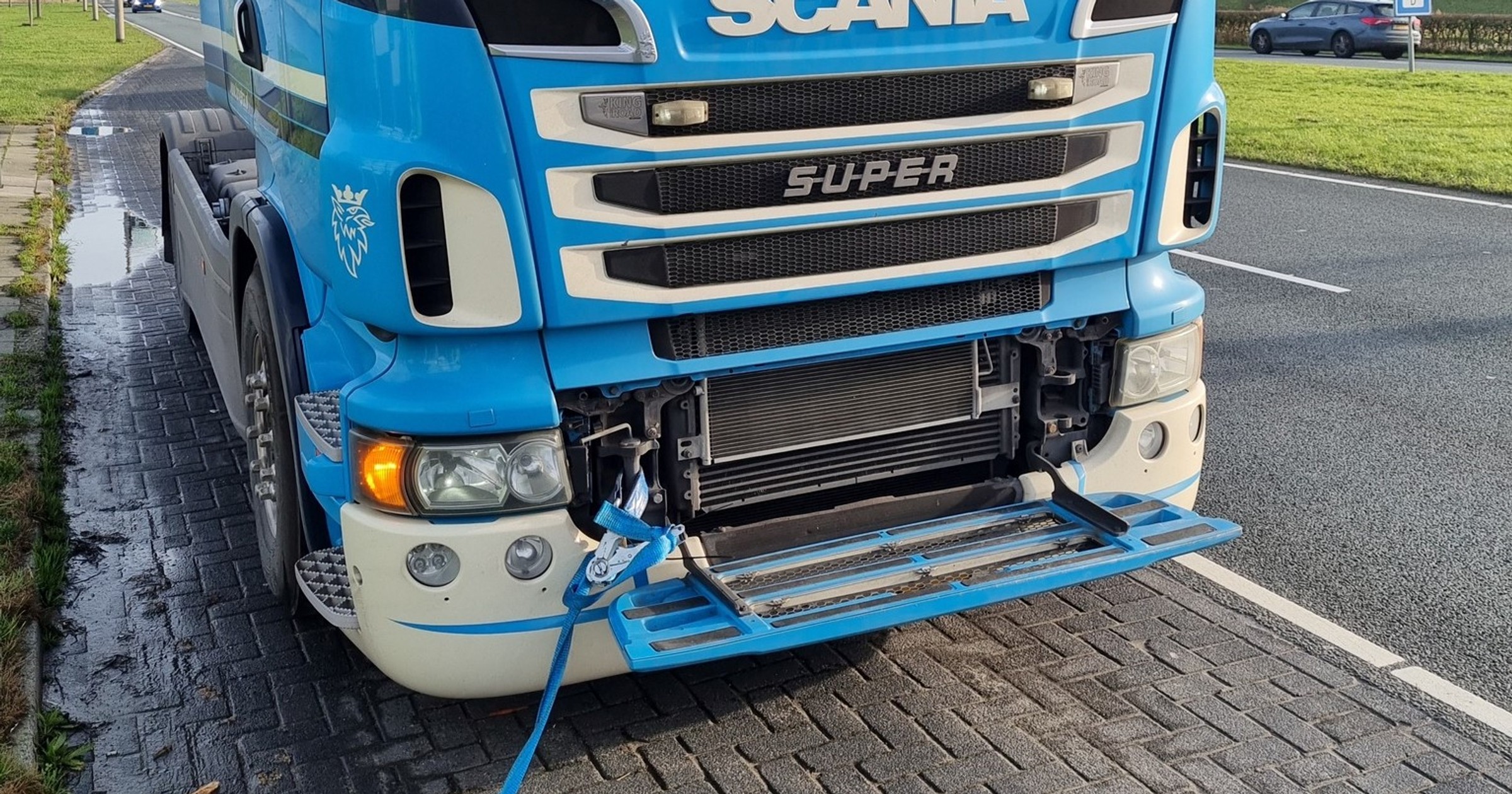 Holowanie Scanii lżejszym Mercedesem przerwał policjant