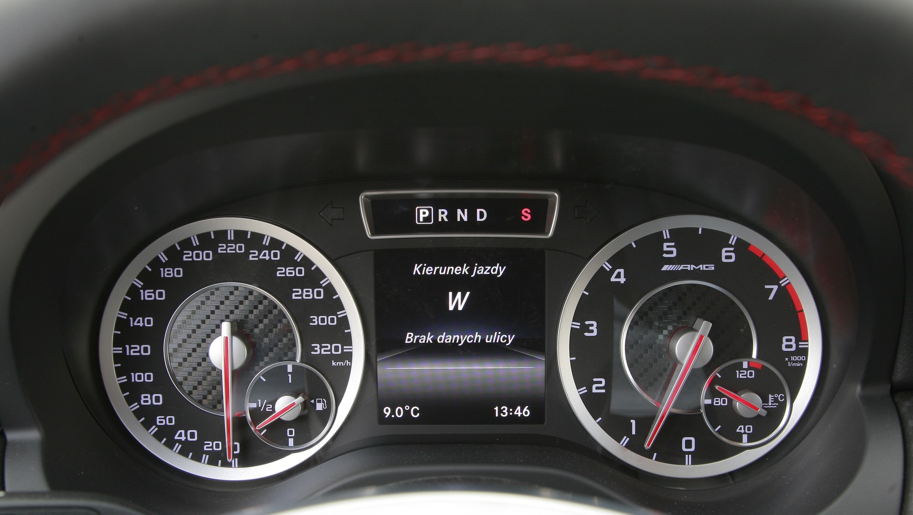 Już samo oglądanie prędkościomierza wyskalowanego do 320 km/h podnosi kierowcy adrenalinę