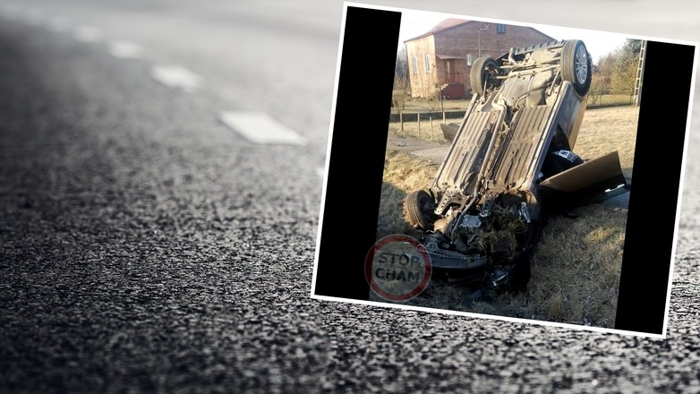 Wyprzedzanie na zakręcie zakończone w rowie i na dachu (Fot. STOP CHAM/YouTube)