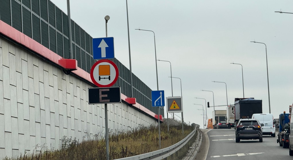 Tablica z literą E przed tunelem Południowej Obwodnicy Warszawy