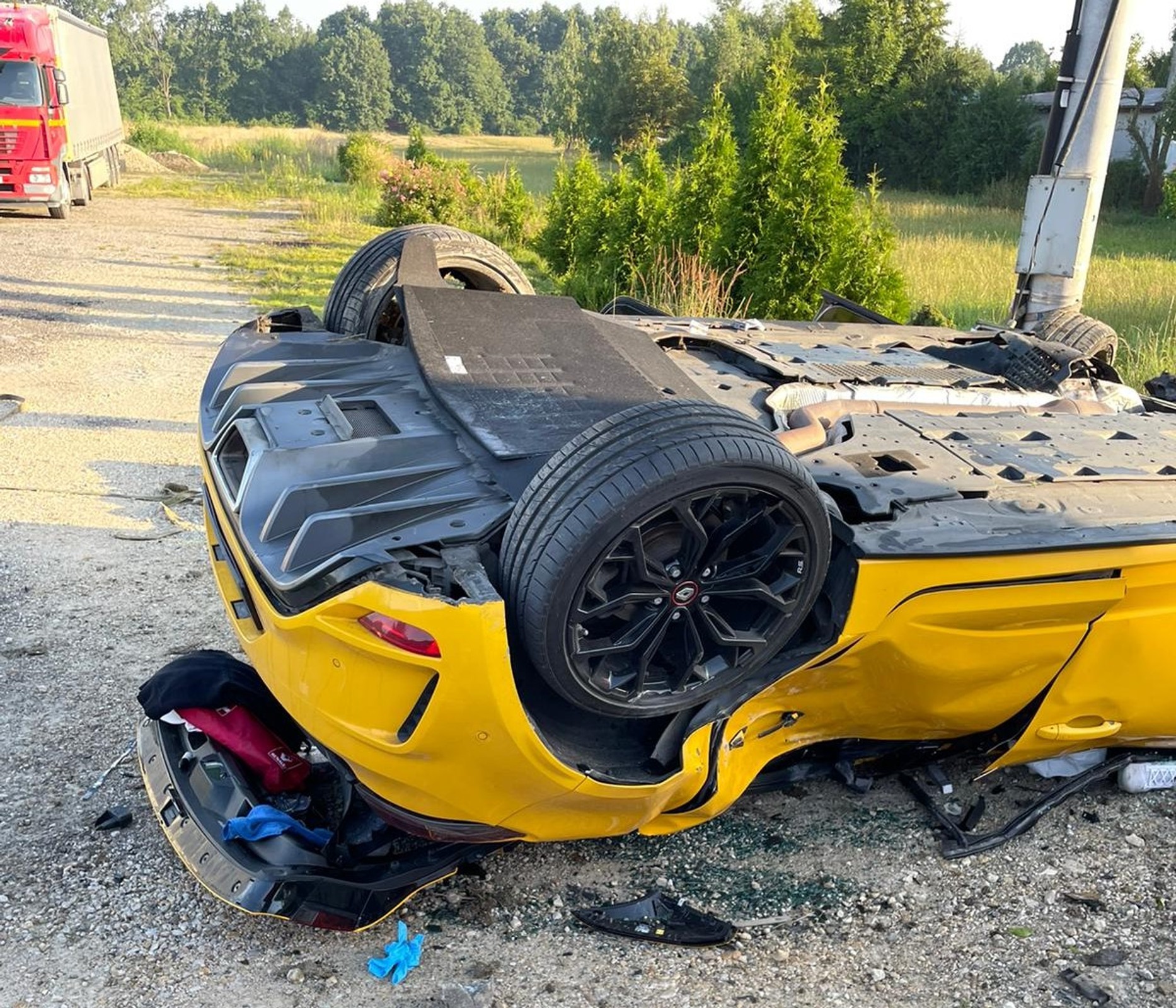Wrak rozbitego Renault Megane pod Oświęcimiem