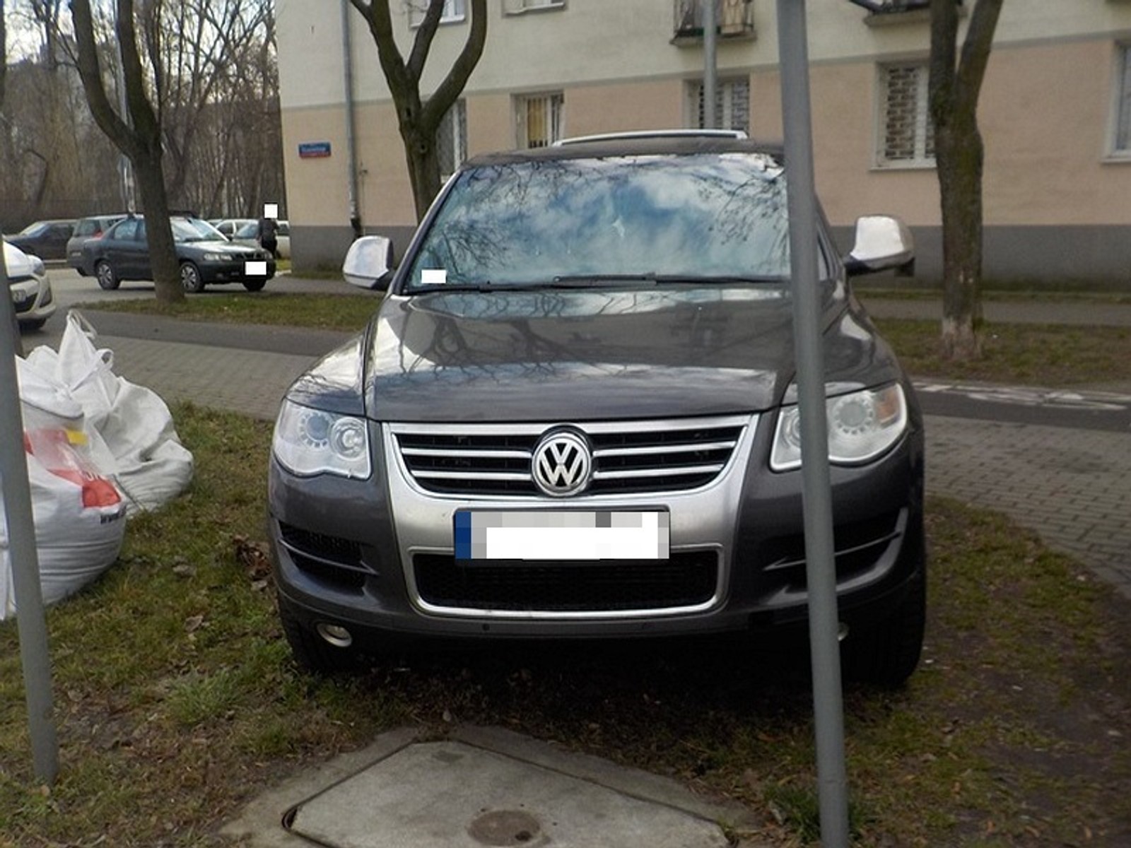 Parkowanie na trawniku zawsze niszczy podłoże i roślinność, dlatego zazwyczaj nie ma taryfy ulgowej dla takich kierowców