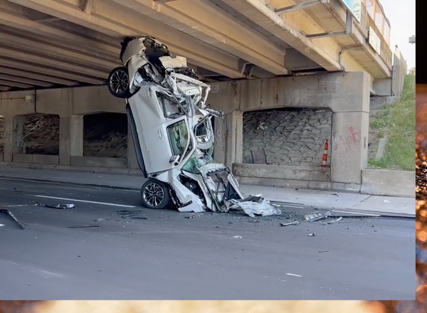 Kierowca lawety nie sprawdził trasy przejazdu. Nowe auto nadaje się na złom