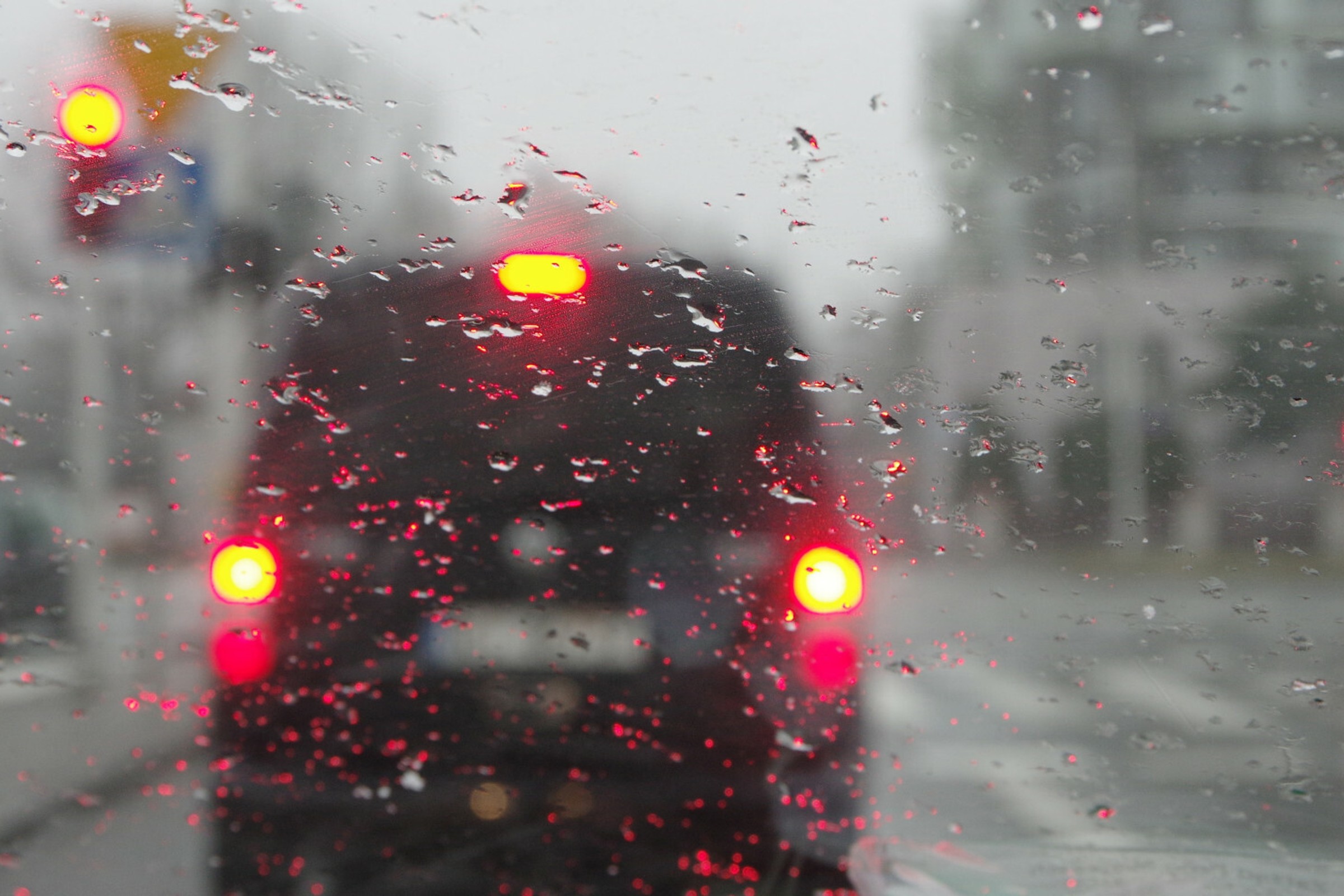 Patent na zaparowane szyby w samochodzie. Ten prosty trik może uchronić przed mandatem