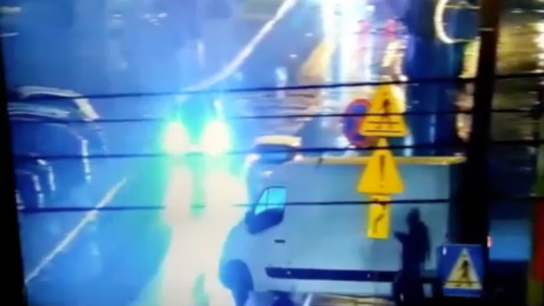 33-latek chciał kopnąć w auto dostawcze i wpadł pod jadące auto