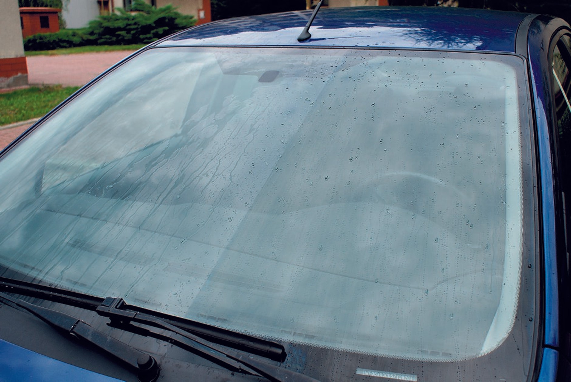 Niewiedzialna wycieraczka szyby samochodowej