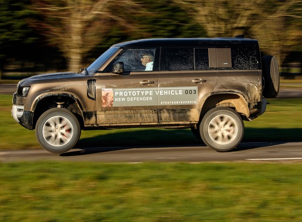 Nowy Land Rover Defender - emocjonująca pierwsza jazda na prawym fotelu