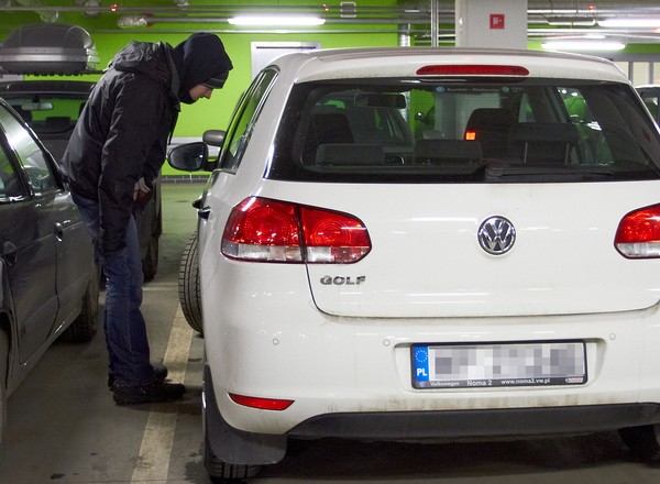 Kradną z aut element za kilka tysięcy złotych. Zajmuje im to kilkanaście sekund i nie ma obrony