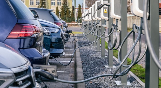 Pełne odliczenie podatku VAT na samochody elektryczne? Znamy stanowisko Ministerstwa Finansów