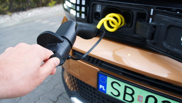 Fiat Grande Panda E ma wbudowaną "smycz"
