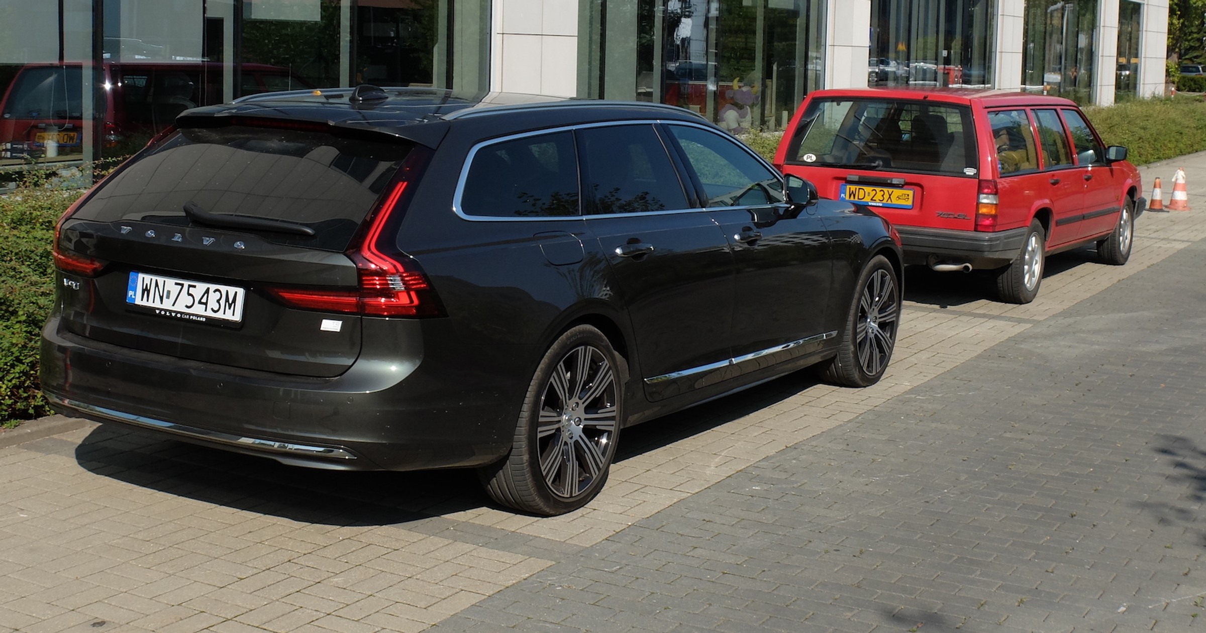 Nowe Volvo z filtrem z układem jonizacji kontra spaliny ze starego auta z celowo rozregulowanym silnikiem.