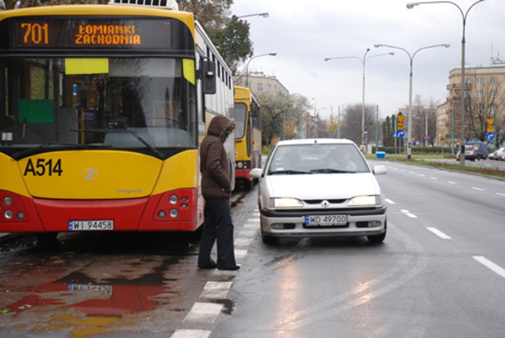 Nie wychodź na jezdnię zza autobusu – w ten sposób dochodzi do wielu śmiertelnych wypadków!