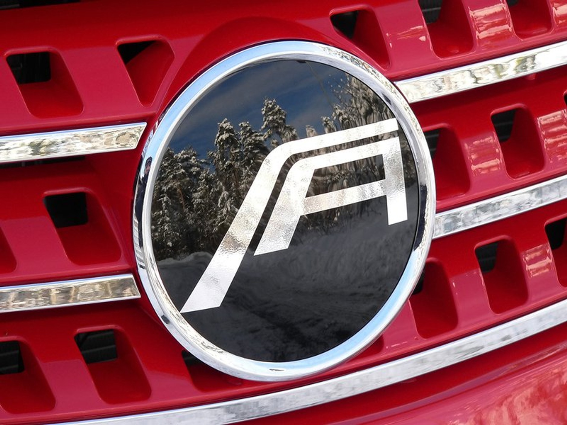 ART Mercedes-Benz ML: krwistoczerwony SUV