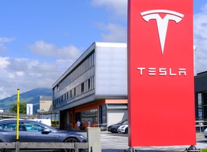 Tesla spada na całym świecie. Od bohatera do zera? Duży problem w Chinach