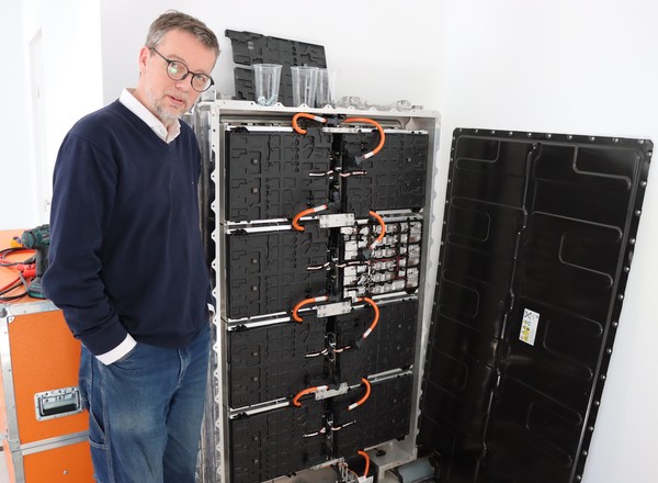 Drugie życie akumulatora z auta elektrycznego. Nie będziesz już musiał płacić za prąd do domu!