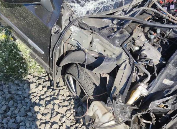 25-latek wjechał prosto pod pociąg. Mogło skończyć się znacznie gorzej