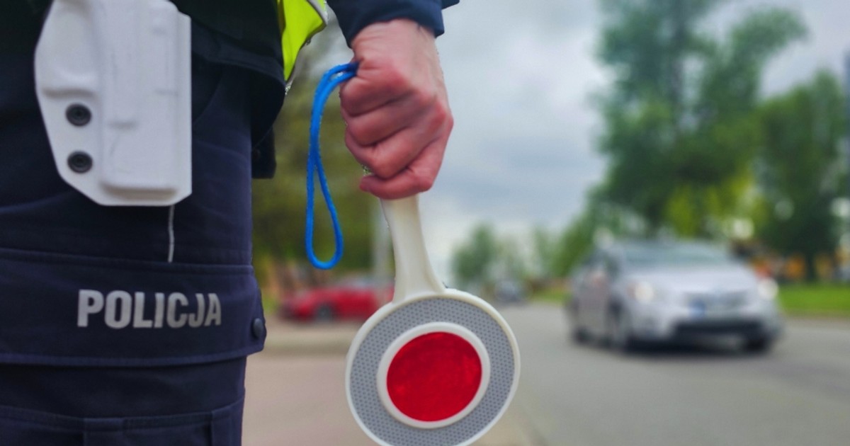  18-latek nawet nie wyjechał z parkingu. Dostał 30 punktów karnych WIDEO