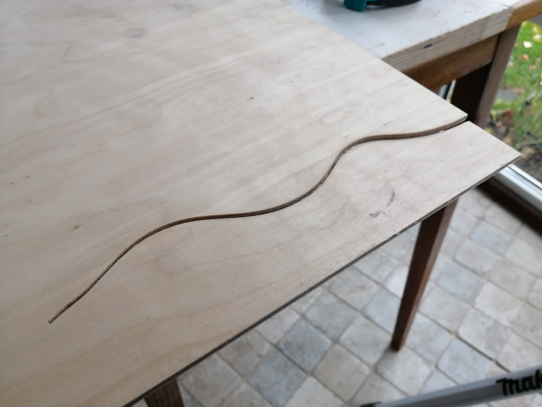 Cięcie gładkie – ale tylko z jednej strony! Wszystko zależy od ustawienia maszyny i typu ostrza – jeśli tnie szybko, to szarpie, jeśli nie niszczy krawędzi – to tnie powoli