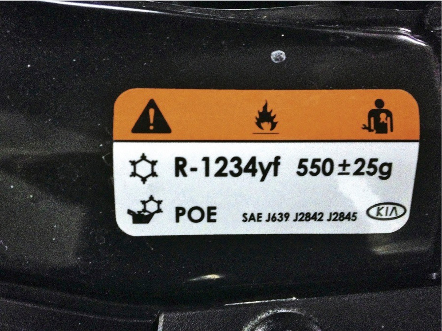 Obecność nowego czynnika pod maską auta można rozpoznać po miniaturowych naklejkach lub napisach na elementach układu klimatyzacji.