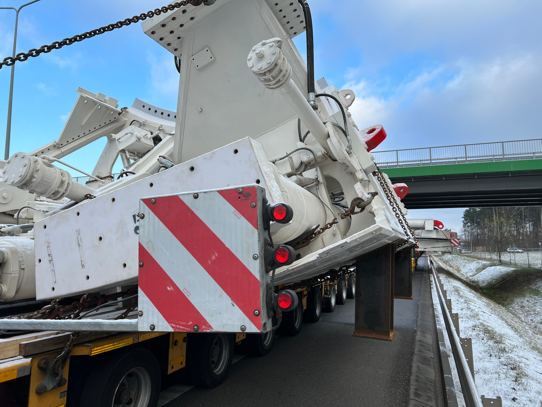 Transport gigantycznej maszyny czeka przed wjazdem do Warszawy na drodze ekspresowej S8 w pobliżu węzła Janki