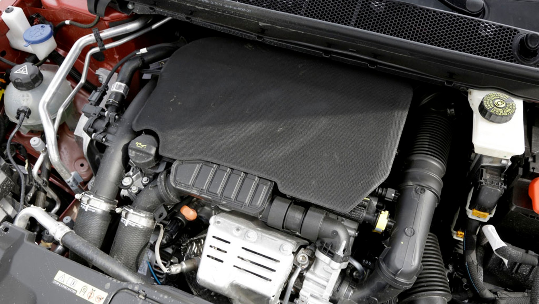 Silnik 1.2 PureTech: ten trzycylindrowy silnik spotkać można zarówno w małych, miejskich autach, w kompaktach, a nawet w sporych rodzinnych SUV-ach i autach dostawczych. 