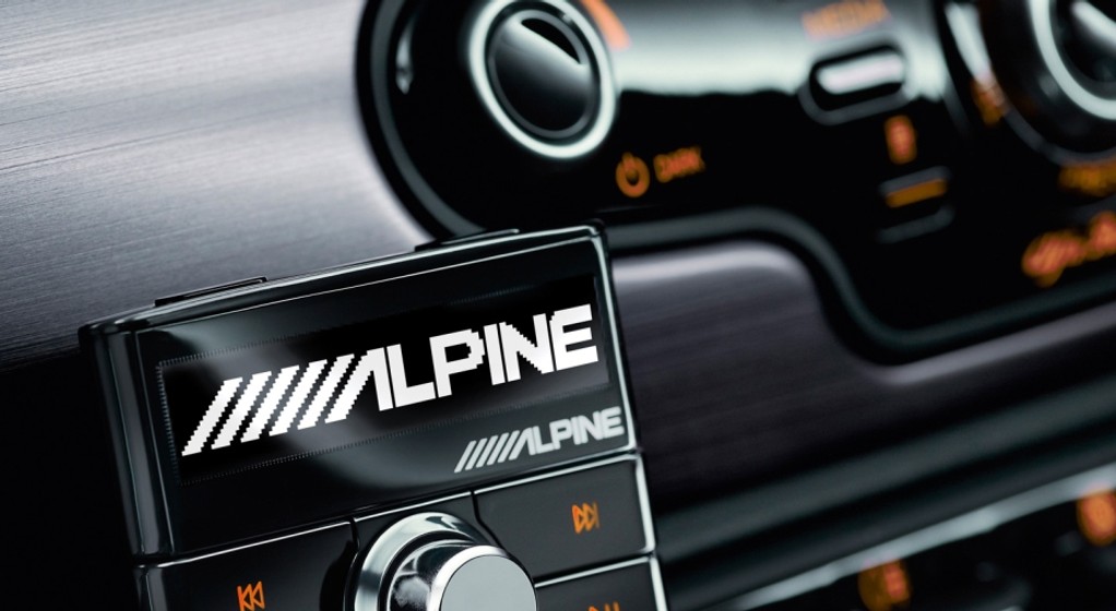 Trzeba się co najwyżej pogodzić z tym, że na desce rozdzielczej pojawi się dodatkowy niewielki ekran.