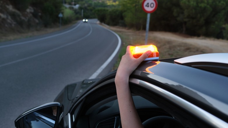 Lampa o nazwie V16 – oficjalny, obowiązkowy element wyposażenia samochodu w Hiszpanii od 1 stycznia 2026 r.