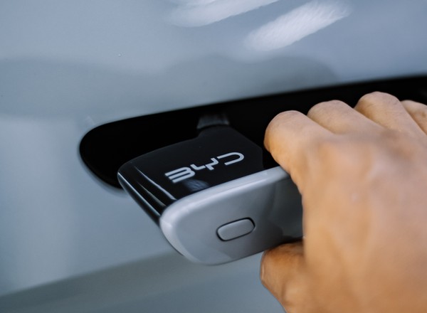 Spieszcie się kochać elektryczne klamki, bo także w UE są już na celowniku