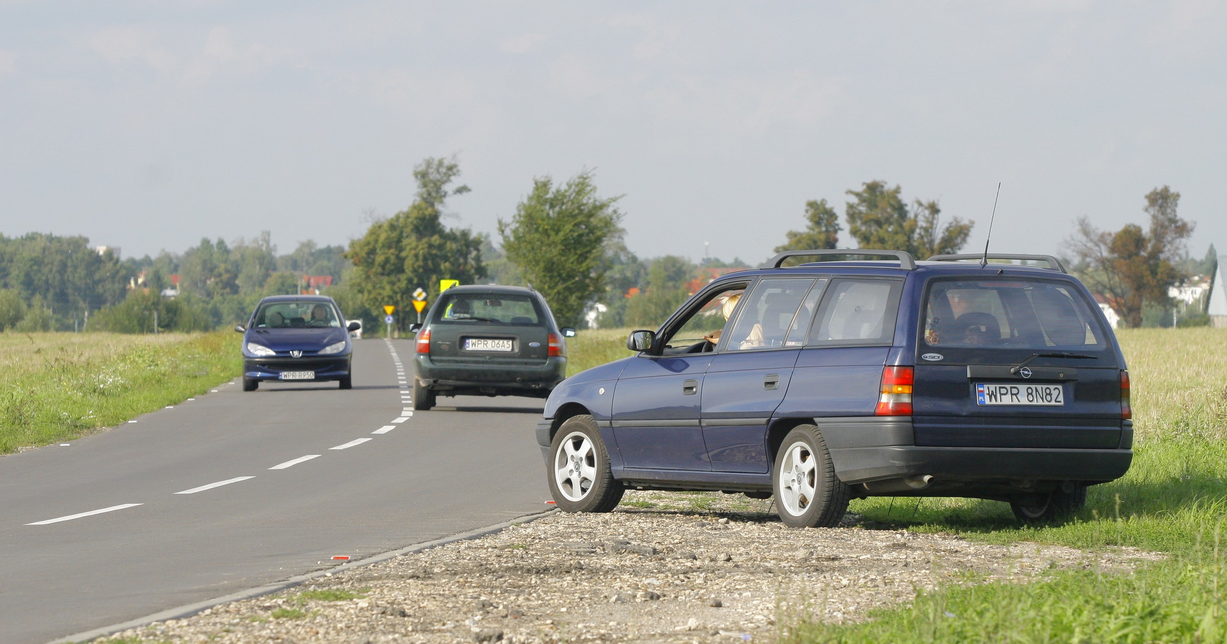 Auto wystające na jezdnię