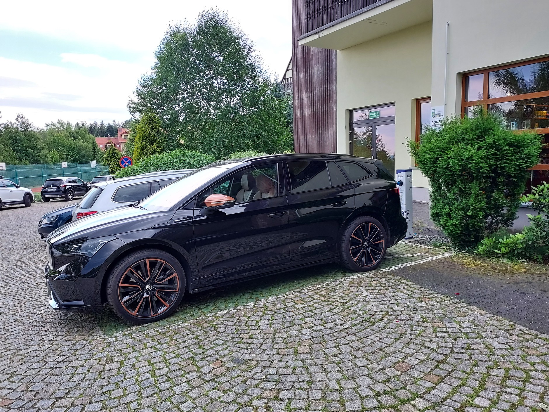 Skoda Enyaq 2022 80 kWh, stacja ładowania przed hotelem Sandra Spa w Karpaczu