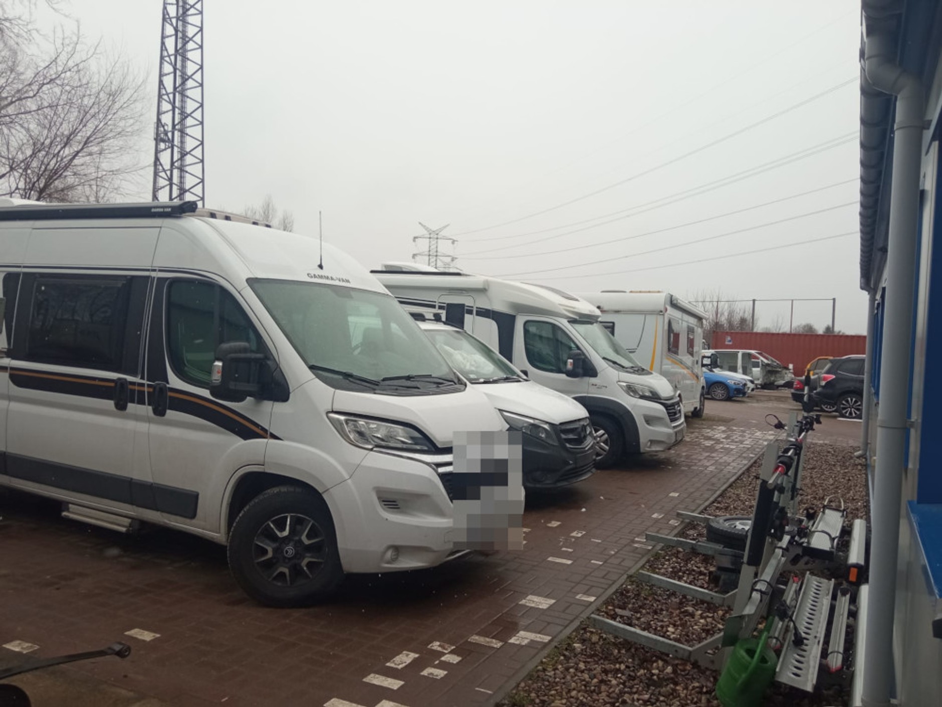 Grupa "Kobra" zlikwidowała "dziuplę". Części leżały prawie jak na półkach w sklepie