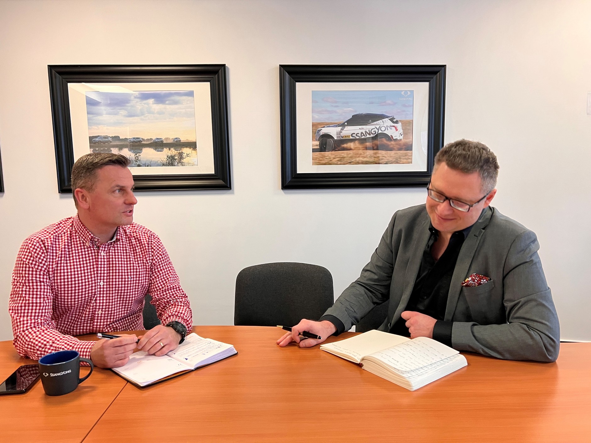 Członek zarządu SsangYong Auto Polska Jerzy Prządka (po lewej)