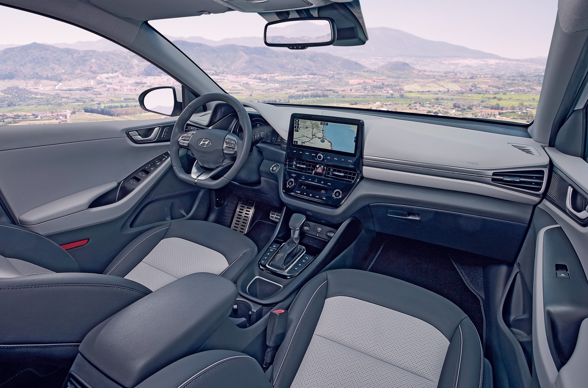 Wnętrze hybrydowego Hyundaia jest znacznie bardziej zachowawcze niż np. kabina Priusa.